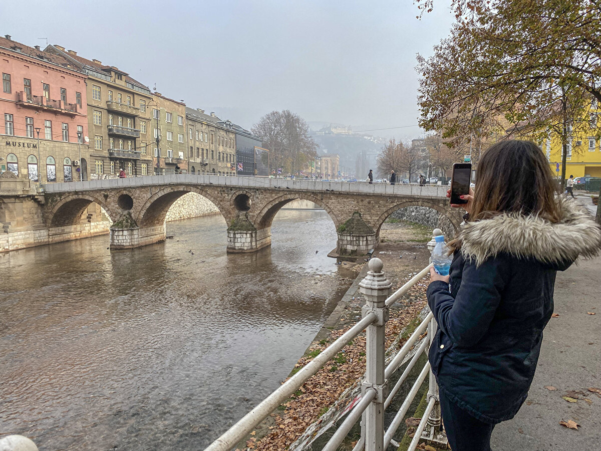 FERDİNAND'A LATİN KÖPRÜSÜ'NDE SUİKAST<br>1914 yılında Avusturya- Macaristan İmparatorluğu Veliahtı Franz Ferdinand, hamile eşi Sophie ile Saraybosna'yı ziyaret etti. Bu ziyaret sırasında Ferdinand'a, Nedeljko Cabrinovic tarafından bombalı suikast düzenlendi. Bomba başka bir araca isabet etti, Ferdinand aracı ile olay yerinden uzaklaştı. Konvoy yoluna devam ettiği sırada Ferdinand ile eşini taşıyan araç, Latin Köprüsü önünde durdu. Bu sırada diğer suikastçi Gavrilo Princip, kalabalığın arasından geçip, silahı ile Ferdinand ve eşini vurarak öldürdü. Suikast sonrası Avusturya-Macaristan İmparatorluğu, Ferdinand'ın ölümünden sorumlu tuttuğu Sırbistan'a savaş açtı. Ferdinand ile eşinin ölümü, 1'inci Dünya Savaşı'nın başlamasına neden oldu.