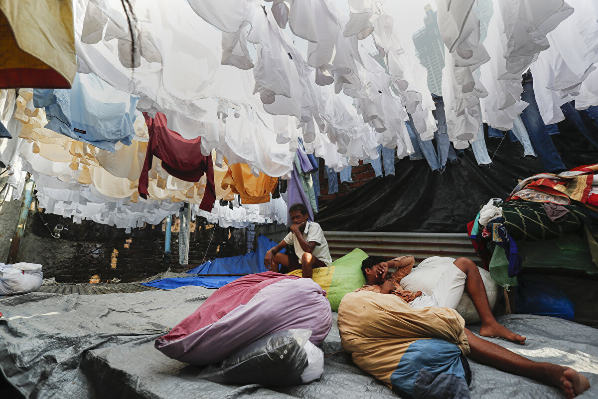 Yerlilerin ve dışarıdan gelenlerin kazanç kapısı oldu<br>Şehrin dört bir yanından getirilen binlerce kıyafetin uygun fiyatlara temizlendiği çamaşırhane, hem burada yaşayan ve çalışan aileler hem de dışarıdan gelen işçiler için önemli bir gelir kapısı.<br><br>İşçiler, günlük ortalama 400-600 rupi (yaklaşık 90-135 TL) kazanıyor.