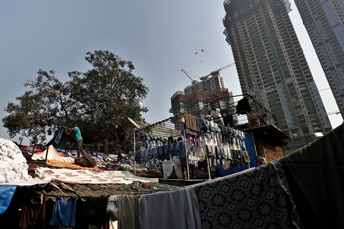100 binden fazla çamaşır yıkanıyor<br>Dhobi Ghat’ta yaklaşık 7 bin işçi, sabahın erken saatlerinden başlayarak her gün ortalama 18-20 saat boyunca 100 binden fazla çamaşırı yıkıyor.<br><br>İşçiler, 700’ün üzerinde yıkama taşında vurarak temizledikleri çamaşırları, öğle güneşinin altında iplere asarak kurutuyor.<br><br>Daha sonra ütülenen ve poşetlenen çamaşırlar, şehrin farklı bölgelerindeki müşterilere ulaştırılıyor. Şehirdeki birçok otel, şirket ve hastane, hızlı hizmeti nedeniyle yıllardır Dhobi Ghat’ı tercih ediyor.