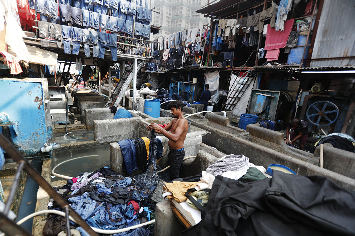 Mumbai’ye hizmet ediyor<br>20 milyondan fazla nüfusuyla ülkenin en kalabalık kenti olan Mumbai’ye yıllardır hizmet eden Dhobi Ghat’ta aynı zamanda 200’den fazla aile barınıyor.<br><br>Çamaşırcılık, bu aileler arasında nesilden nesile aktarılan bir mesleğe dönüşmüş durumda.