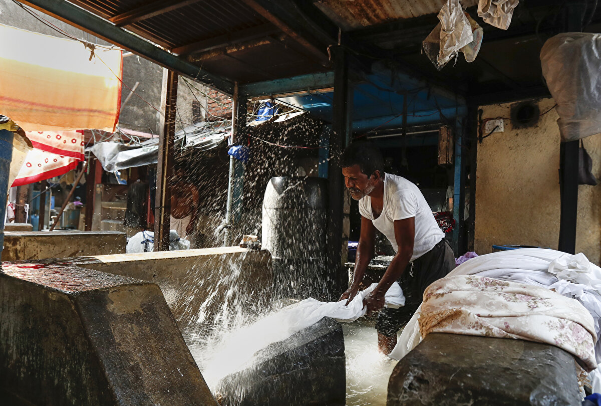 Turistlerin uğrak noktası haline gelen çamaşırhane, Mahalaxmi tren istasyonu durağına 100 metre mesafede yer alıyor.<br><br>