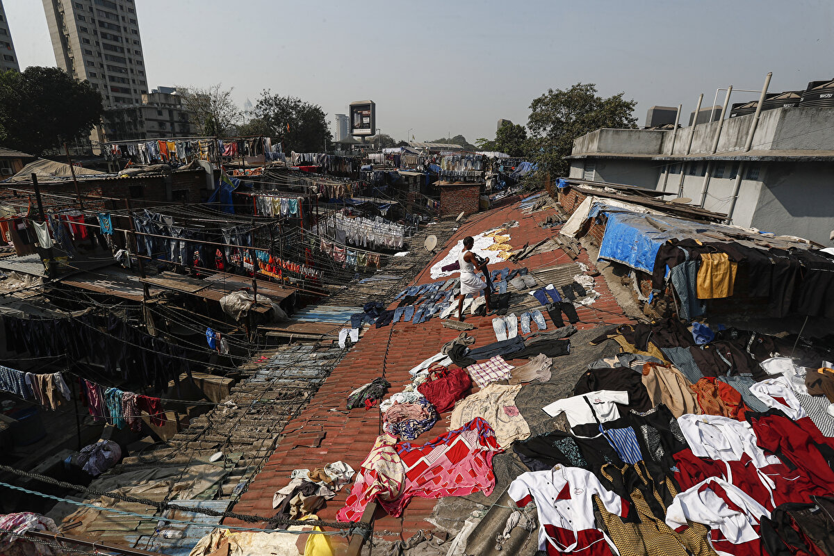 Guinness Rekoru'na sahip çamaşırhane<br>Dhobi Ghat, 2011’de çamaşır sektörünü temsil eden Dhobi Kalyan ve Audhyogik Vikas Kooperatifi'nin girişimleriyle "en fazla sayıda insanın aynı anda tek bir yerde elle kıyafet yıkadığı yer" olarak Guinness Dünya Rekoru'na da sahip.<br><br>Kooperatif verilerine göre, Dhobi Ghat’ın yıllık cirosu 100 milyon rupi (yaklaşık 22 milyon TL) civarında.