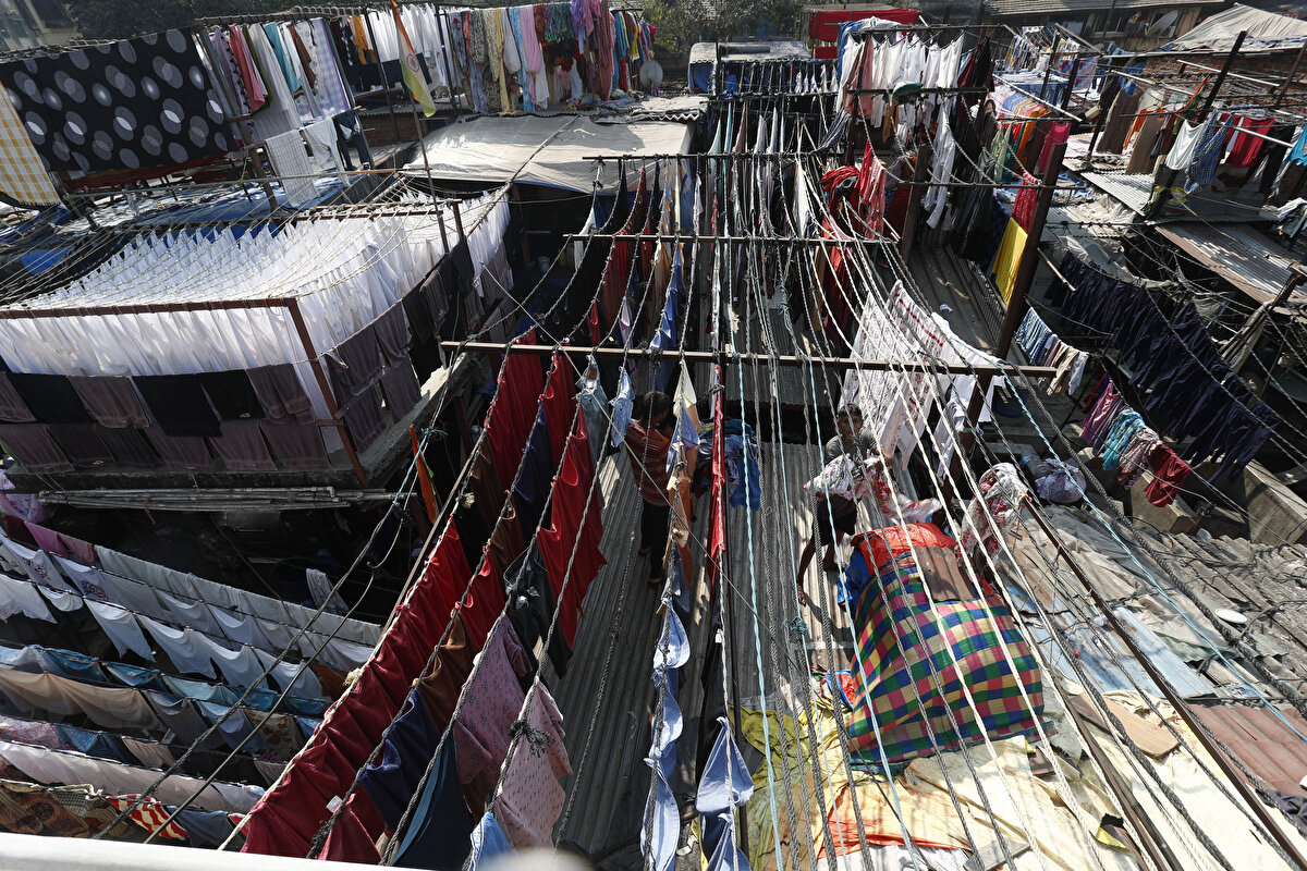 Filmlere ev sahipliği yaptı<br>AA'nın haberine göre, Hindistan’ın ünlü sineması Bollywood’a konu olan Dhobi Ghat, "Munna Bhai MBBS" ve Amir Khan’ın oynadığı "Dhobi Ghat-Mumbai Günlükleri" filmlerine de ev sahipliği yaptı.<br><br>İşçilerin olumsuz koşullarda yaşadığı, zengin Hintlilerin oturduğu gökdelenlerle çevrili Dhobi Ghat’ın modern çağa ve teknolojiye daha ne kadar meydan okuyacağı bilinmiyor.