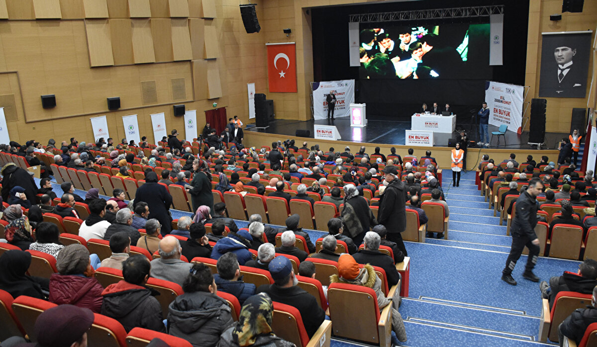 TOKİ tarafından gerçekleştirilen Sosyal Konut Projesi kapsamında Sivas'ta yapılacak konutlar için kura çekimine 3'üncü günde de devam edildi. 