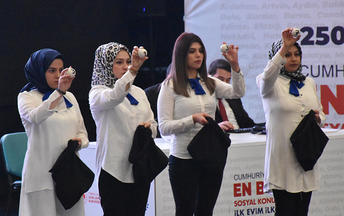 'İLK KEZ EV SAHİBİ OLACAĞIZ'<br>Projeye başvuran üç çocuklu Suat ve Sevda Benli çiftinin ismi de kurada çıktı. Kurada eşi Suat Benli'nin ismi çıkınca çok heyecanlandığını anlatan Sevda Benli, "İlk kez ev sahibi olacağız. 28 yıllık evliyiz, ilk defa ev sahibi olacağımız için mutluyuz. Emeği geçen herkese çok teşekkür ederim. Allah herkese nasip etsin." dedi.