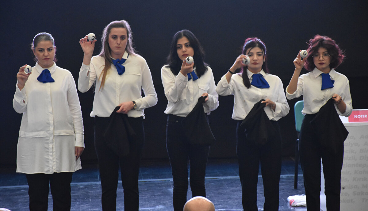  Toplam 37 bin 955 başvurunun olduğu il genelinde 2 bin 706 konutun sahibinin belirlenmesi için Muhsin Yazıcıoğlu Kültür Merkezi'nde düzenlenen kura çekimine Sivas Valisi Yılmaz Şimşek, Belediye Başkanı Hilmi Bilgin, kurum müdürleri ve çok sayıda kişi katıldı. Kuranın son gününde 400'ü il merkezi, 200 Şarkışla ve 200 Suşehri ilçeleri olmak üzere yapılacak 800 konut için başvuru sahipleri heyecan yaşadı. 