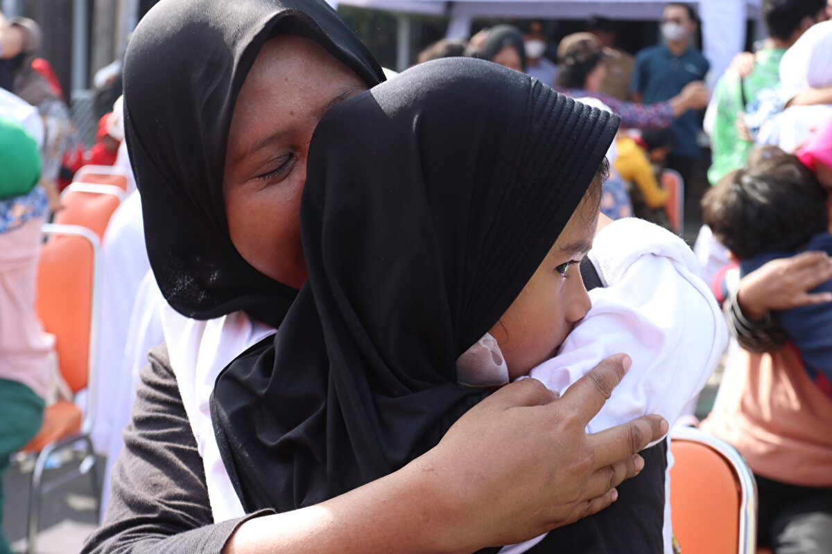 Endonezya'nın başkenti Cakarta'da çocuklar ve annelerinin katıldığı bir etkinlik düzenlendi.<br><br>Etkinlikte çocuklar, annelerinin ayaklarını yıkadı.