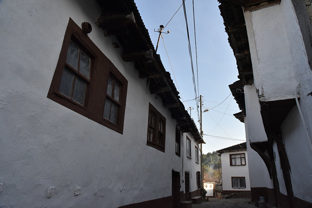 "Ağırlıklı olarak hafta sonları profesyonel ve amatör fotoğrafçılar köyümüzü ziyaret ediyor. Bunun yanında turlar da düzenleniyor. Gelen ziyaretçilerimiz çalışma ve düzenleme yapılması isteğinde bulunuyorlardı. Sayın Valimize ilettik ve İl Özel İdaresince Arpalık Mahalle'miz boyandı. Boyanmış evlerin duvarlarına biberlerimizi astığımız zaman görselliği daha güzel olacak. Sezonda köyümüze 5 bin civarında ziyaretçimiz geliyor."