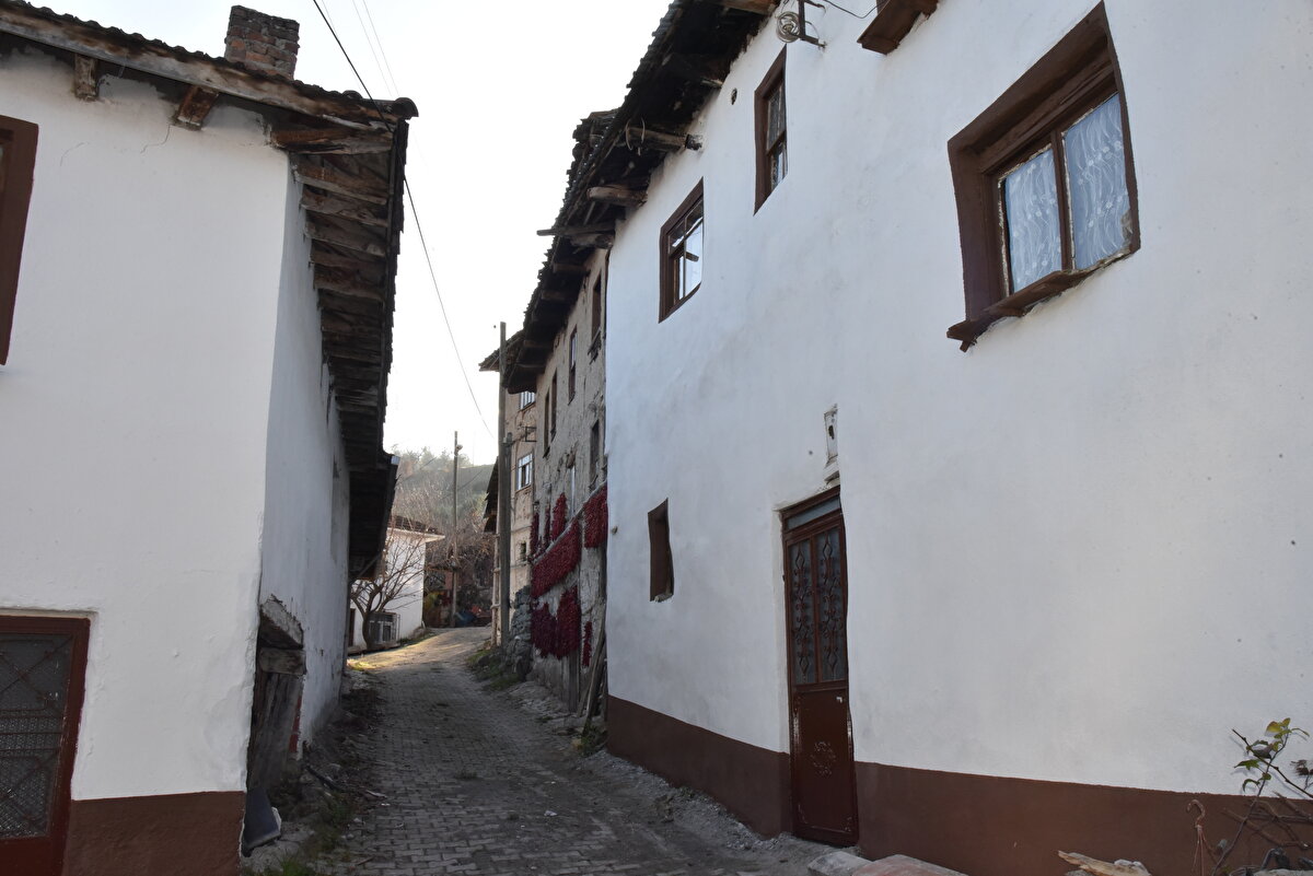 Çukurören Köyü Muhtarı Muhittin Dündar, AA muhabirine, 150 yılı aşkındır ürettikleri kırmızı biberin evlerin duvarlarında kurutulduğu zamanlarda köye yerli ve yabancı turistlerin geldiğini söyledi.