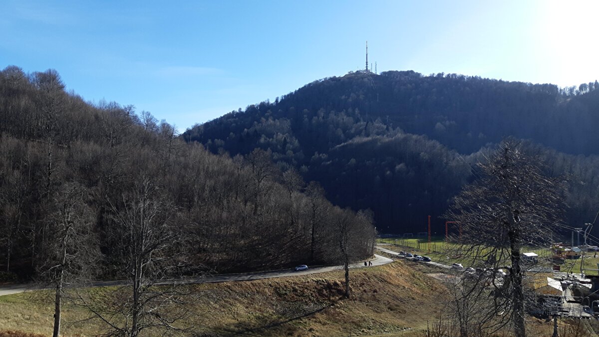 'KAR GÖRMEK İÇİN GELMİŞTİK AMA MAALESEF GÖREMEDİK' <br>Çocuğuyla iş gezisi için Kartepe'ye gelen Mehmet Gümüş, “Aralık ayında Kartepe'de maalesef kar yok. Bu üzücü, biz kar görmek için gelmiştik. Çocuğumuzu da getirdik ama maalesef kar göremedik. İnşallah bu sene güzel bir kar yağışı olur" ifadelerini kullandı.