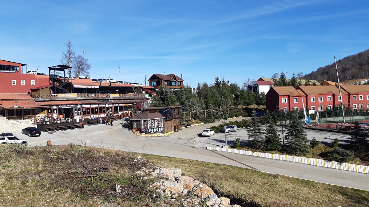 Kartepe ilçesinde bulunan Samanlı Dağları'nın zirvesindeki kayak merkezinde beklenen yoğun kar yağışı gerçekleşmedi. Geçen günlerde az miktarda kar yağarken, hava sıcaklığının artması ve yağmur yağışıyla kar kısa sürede eridi. Hafta sonu tatili için Kartepe'ye gelenler, güneşli havada doğa ile baş başa bir gün geçirdi. Geçen yıl aralık ortasında yağan kar ile kayak sezonu açılırken, bu yıl sezonun biraz daha geç açılması bekleniyor. 