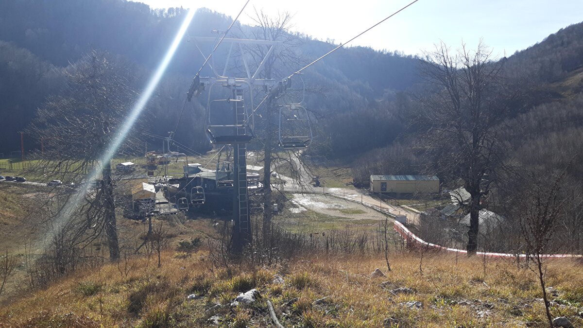 Tatile gelen Vahit Eryılmaz, “Geçen sene burada bu mevsimde kar vardı. Ancak bu sene hava şartlarından dolayı kar yağışı biraz gecikecek gibi. Bu durum hem bizi hem de barajlarımızdaki suyu etkileyecek. Kar ve yağmurun bir an önce yağması, hem barajlarımız hem de bizim için faydalı olacak" dedi. 