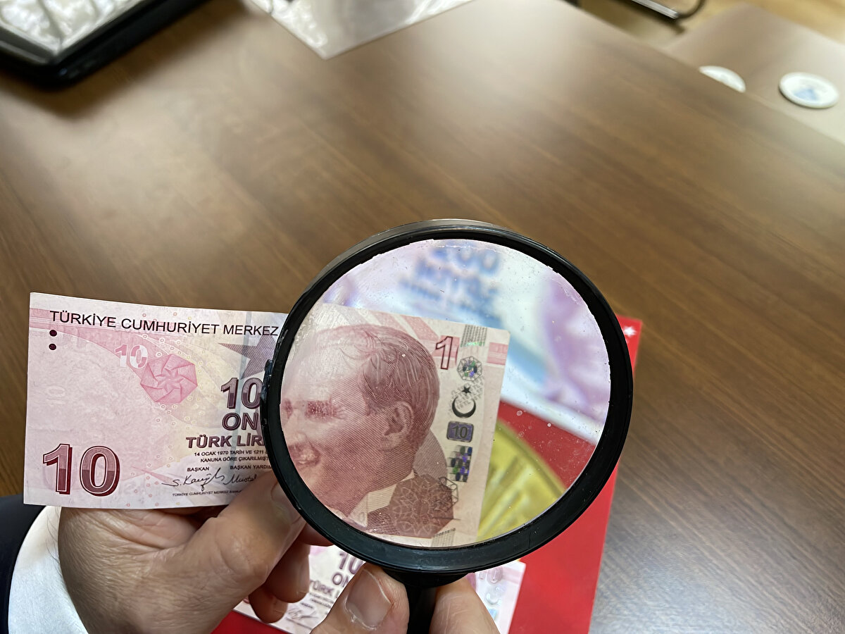 Paraların üzerinde işlem yapılması suç"<br><br>Nümismatik (eski para ve madalyaların tarihi ve tanımıyla uğraşan bilim) ile uğraşan camia mensuplarını ve vatandaşları hatalı olduğu iddia edilen banknotlar konusunda uyaran Doğan, şu ifadeleri kullandı:<br><br>