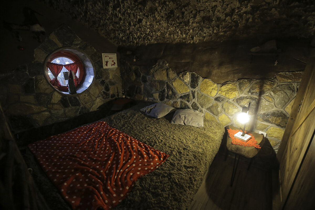 Bir evin dekorasyonunu ebeveynlerine bırakmaya karar verdiklerini ifade eden Marija, hobbit evlerine ilginin giderek artığını, hobbitleri sevenlerin bu evleri ziyaret ettiğini dile getirdi.<br>