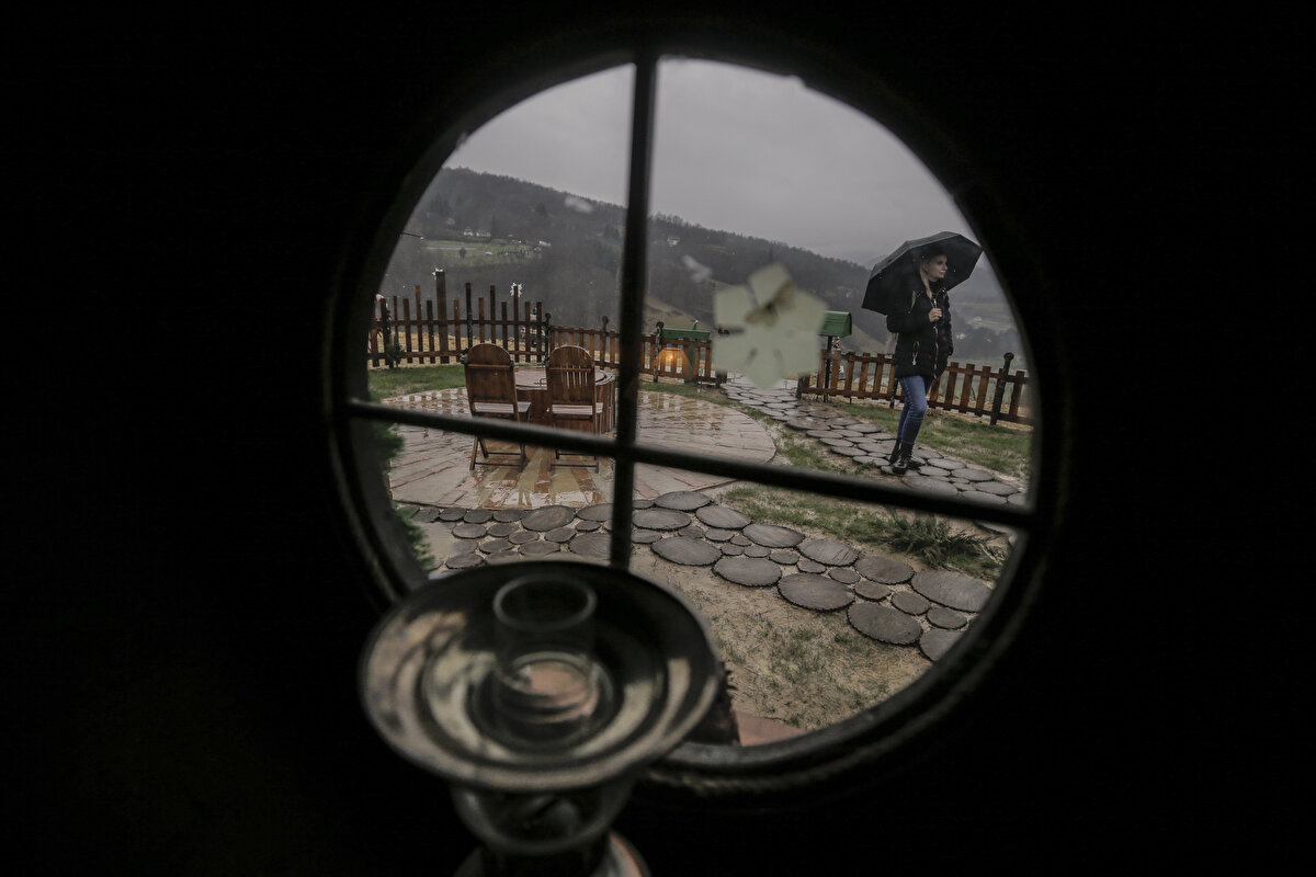 Hobbit evi fikrini ortaya atan Marija Milicevic, AA muhabirine yaptığı açıklamada, jeoloji mühendisi olduğunu ifade ederek toprağın içinden "gülümseyen" evlerin çizim ve yapımında en büyük desteği aile ve kız kardeşlerinden aldığını söyledi.<br>