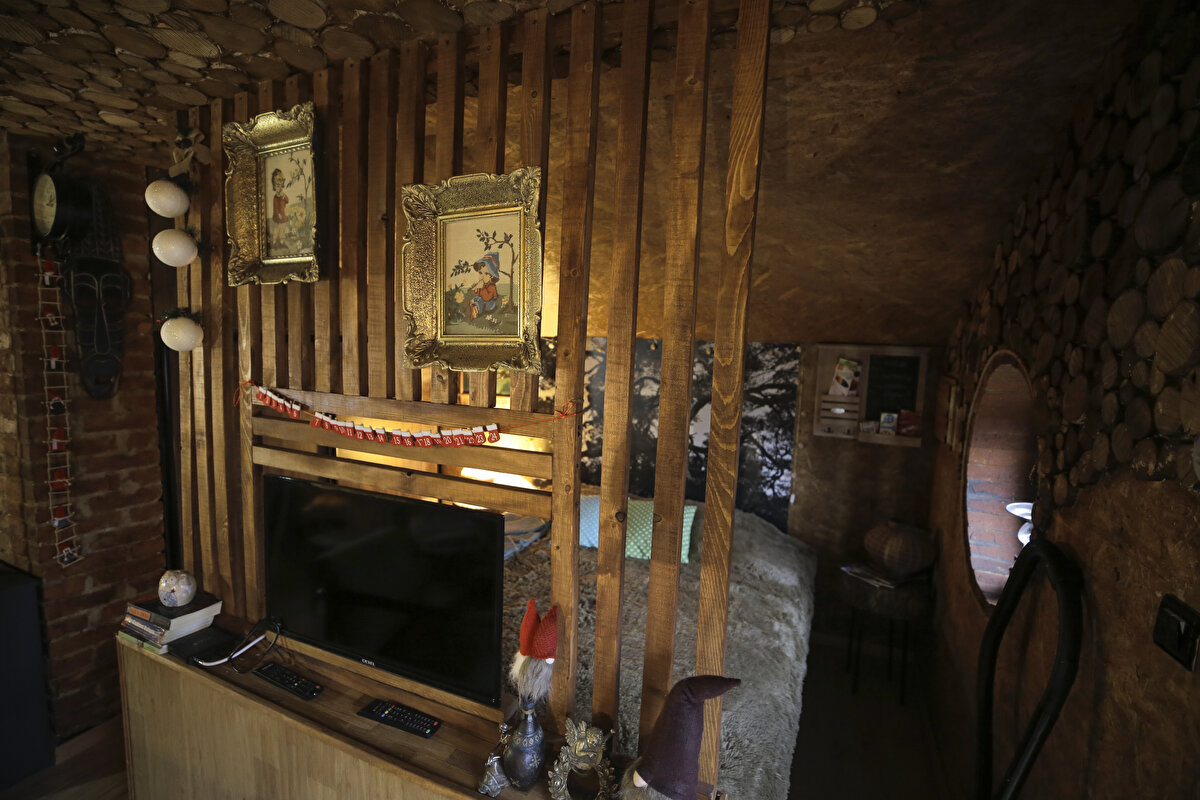 <br>Üçüncü kız kardeş Vedrana Milicevic de tarihte Bosna kraliçelerinden Katarina'nın yaşadığı şehri örnek alarak hobbit evi inşa ederken, Valentina Millicevic ise dağ tarzında bir dekorasyon tasarlıyor.