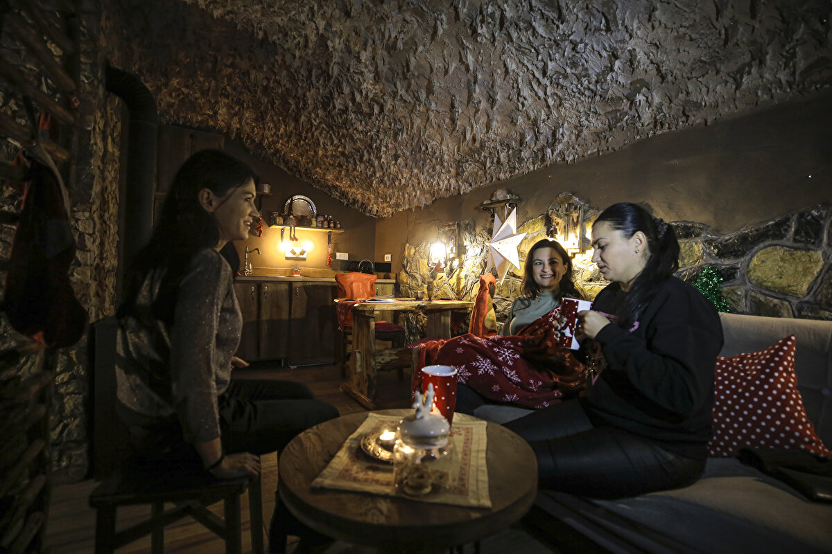 Hobbit evlerinin inşasında çalışan ustaların projeye çok şaşırdığını anlatan Milijana, "Özellikle daire şeklindeki ahşap kapıyı yapmak oldukça ilginçti çünkü bu zamana kadar buralarda hiç yapılmamıştı." diye konuştu.