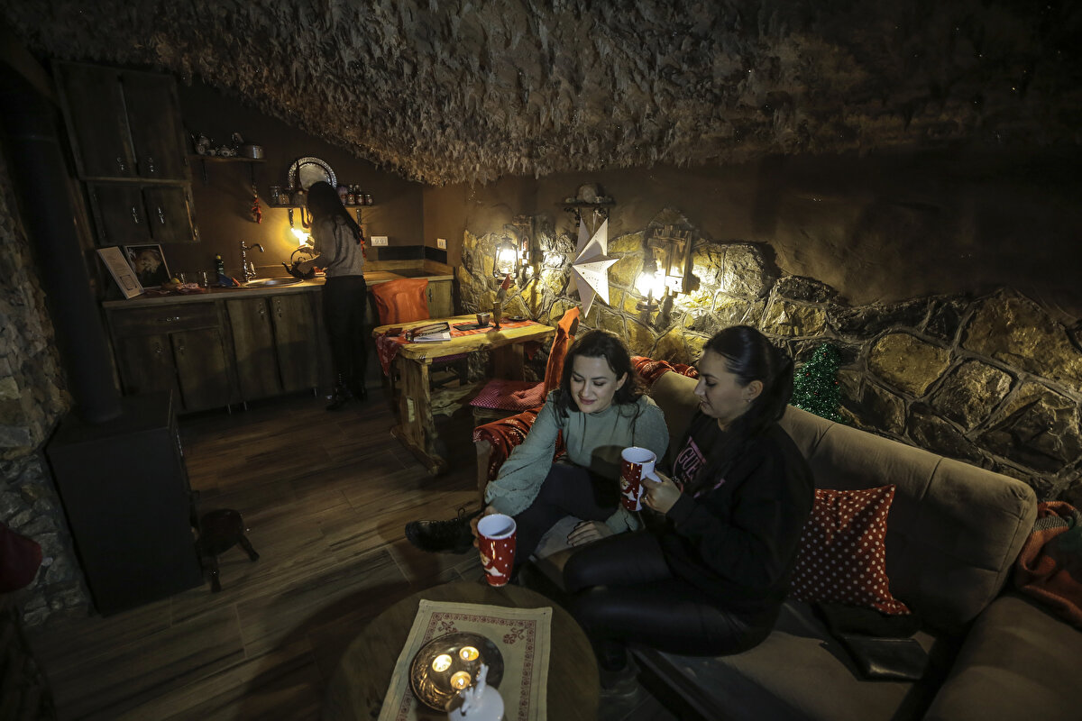 Mesleği gereği evlerin çizim aşamasını üstlendiğini ifade eden Milijana, toprağa gömülü ev yapmanın zor bir iş olduğunu belirtti.<br><br>Milijana, insanların son dönemde "farklı" olana ilgi duyduğuna işaret ederek "İnsanları geçmişe götürüyoruz. Kendi mahremiyetleri de oluyor." dedi.