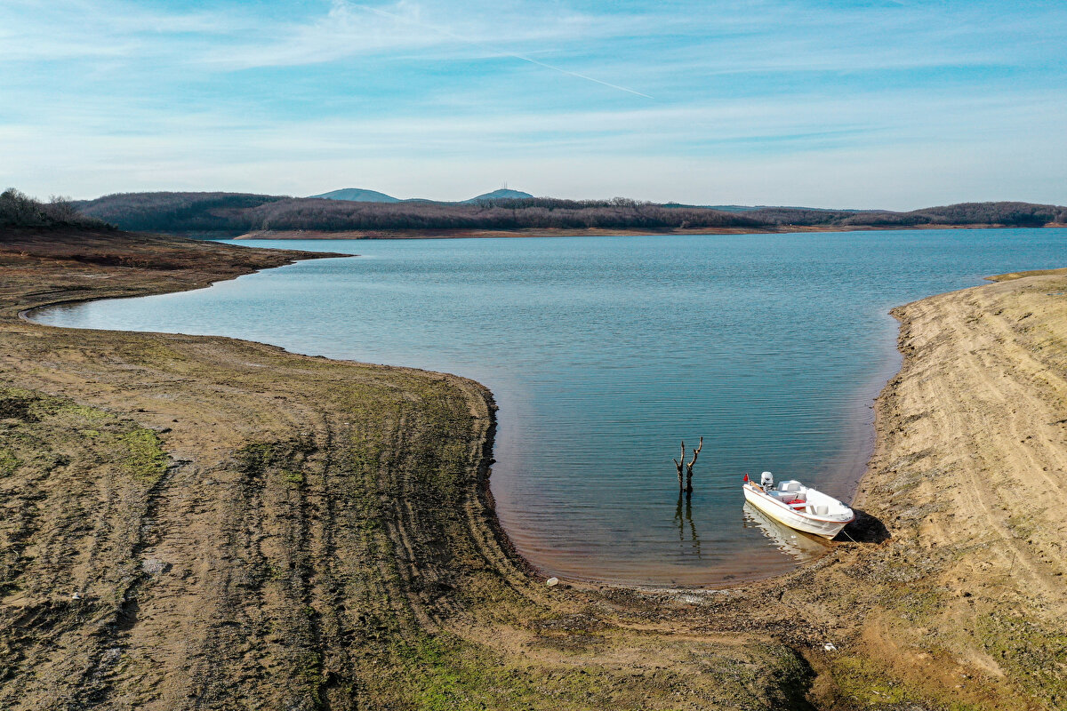 Mevcut su miktarının barajlara göre bugünkü dağılımı ise şöyle:<br>"Ömerli'de yüzde 29, Terkos'ta yüzde 22,5, Büyükçekmece'de yüzde 19,6, Darlık'ta yüzde 10,8, Sazlıdere'de yüzde 11,8, Alibey'de yüzde 2,5, Pabuçdere'de yüzde 1,3, Elmalı'da 1,2, Istrancalar'da 0,7, Kazandere'de yüzde 0,6."