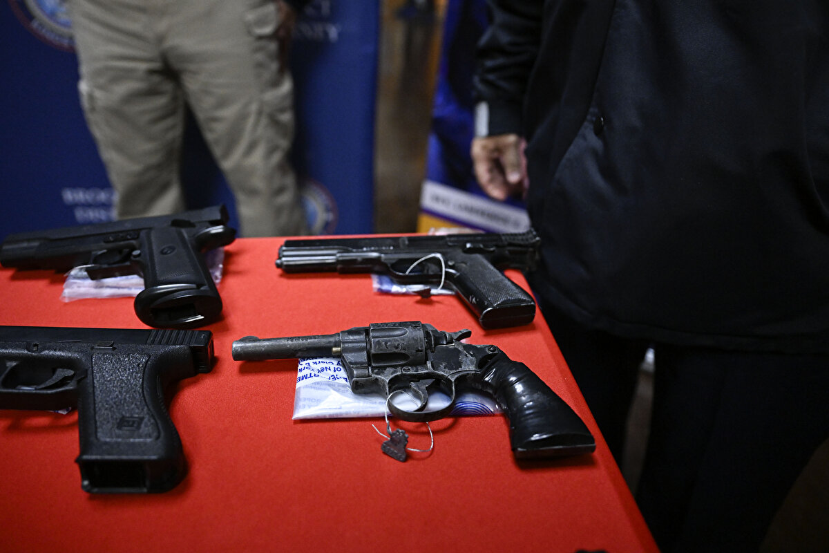 Silahını getiren herkese, kimlik ve soru sorulmaksızın 50, 150 ve 500 dolarlık hediye kartları takdim edildi.<br><br>