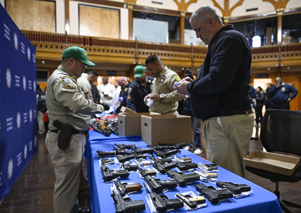 Brooklyn Bölge Savcısı Eric Gonzales ve New York Polis Teşkilatının (NYPD) desteklediği kampanyada, ateşli silahını teslim eden herkese, silahın türüne göre 50 ila 500 dolar ödeniyor.<br><br>