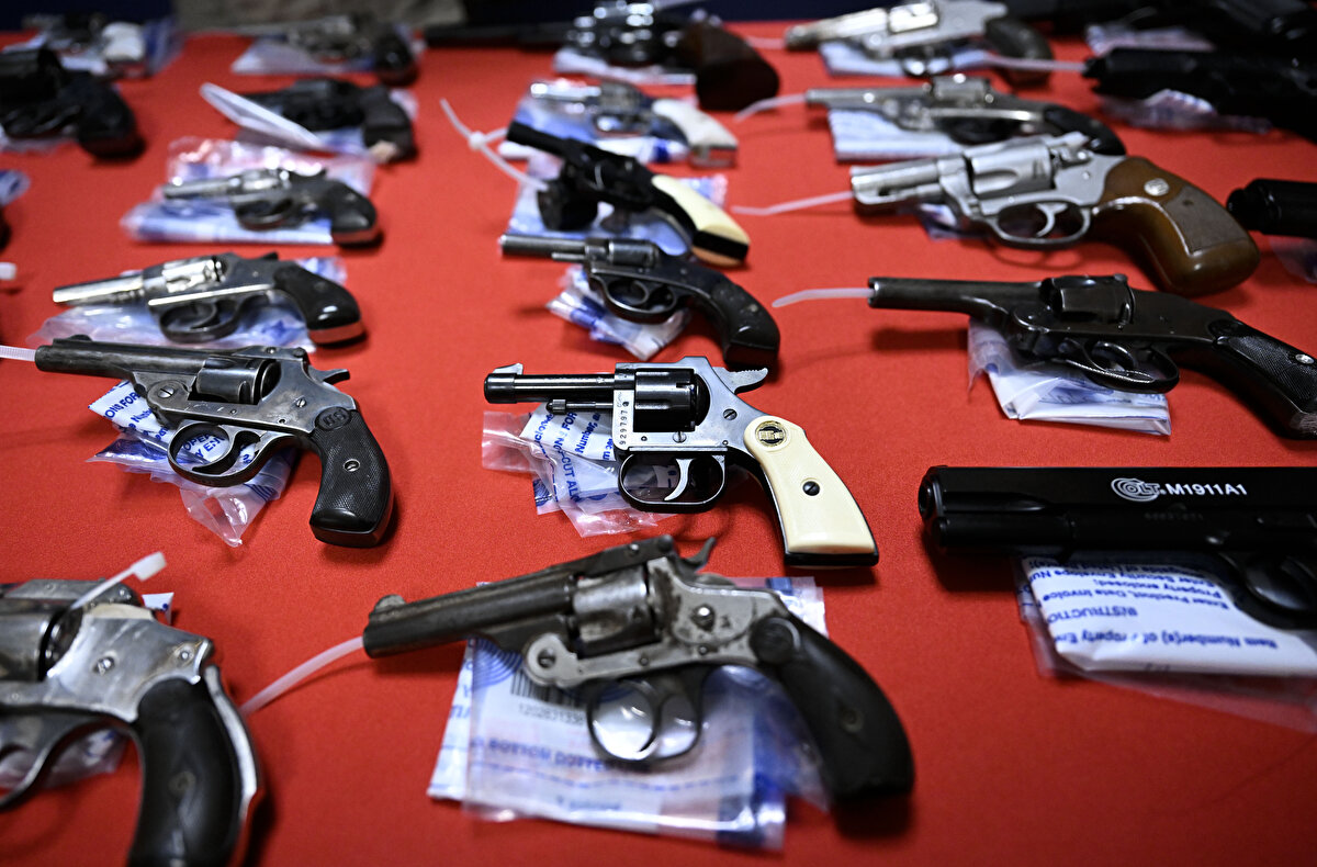 Silahını teslim eden ilk 25 kişiye, ilanda belirtildiği gibi iPad tablet bilgisayar hediye edildi.<br><br>