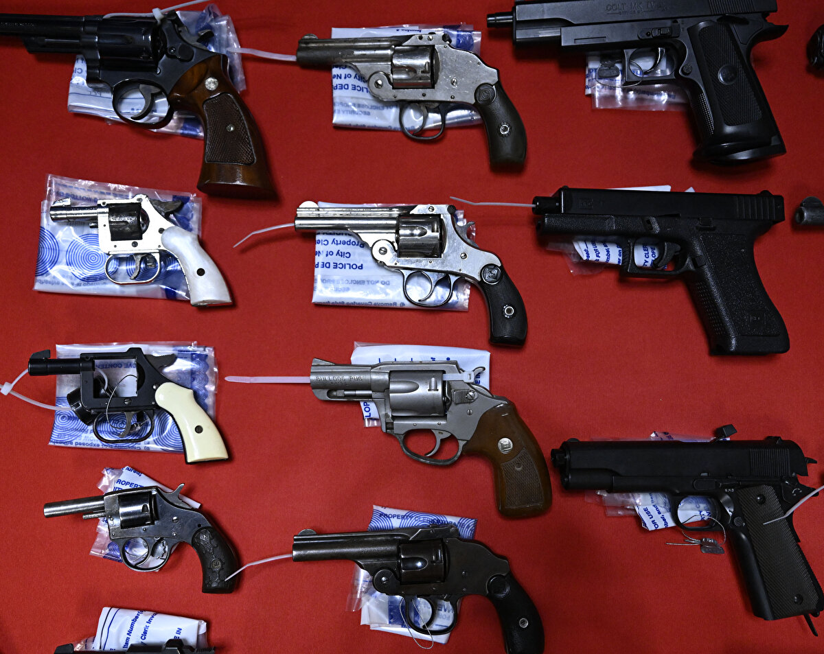 NYPD Komiseri Keechant Sewell ise "Şehrimizde silahlı şiddeti azaltmanın en etkili yolu, sokaklarımızdaki silah sayısını azaltmaktır" dedi.<br><br>