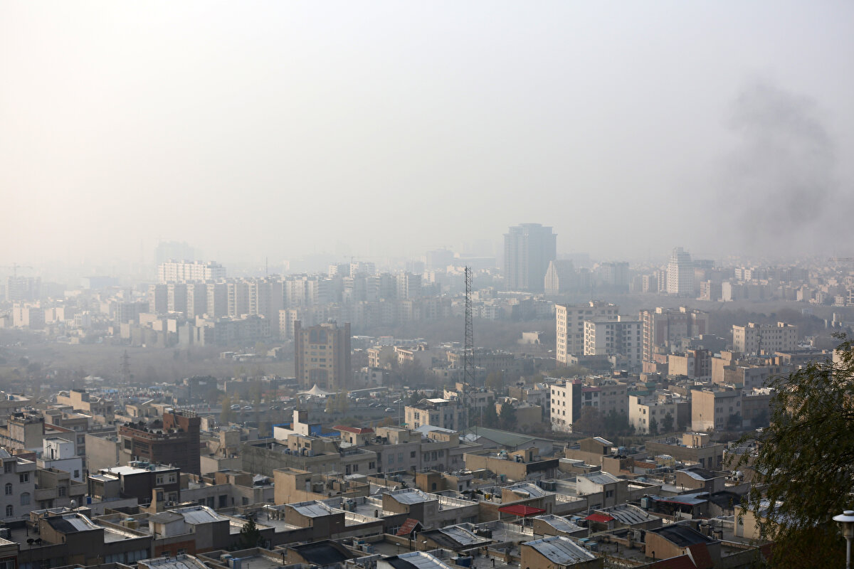 Hava kirliliği Tahran’ın kuzey bölgelerinde "hassas gruplar için sağlıksız" (turuncu), güney bölgelerinde ise "tüm gruplar için sağlıksız" (kırmızı) seviyede seyrediyor.