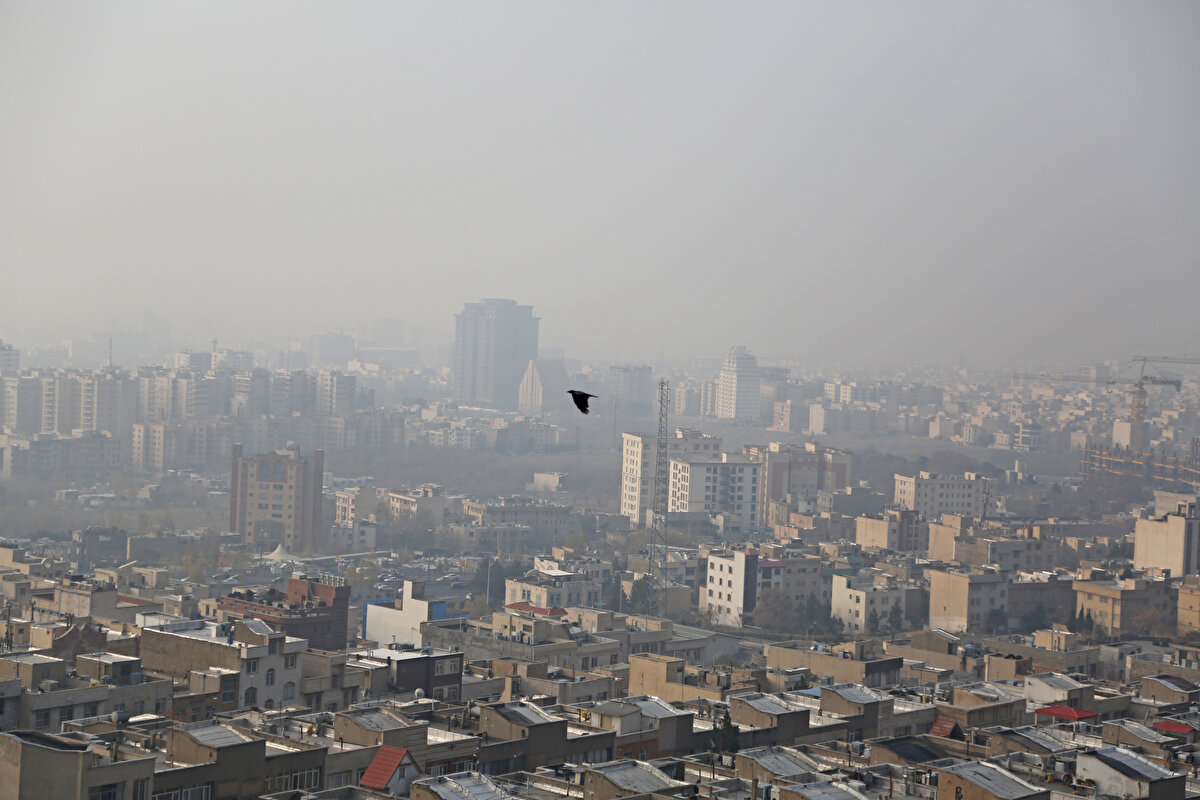 Araç trafiğinde ise beklenen azalma olmadı. Yetkililerin mecbur kalmadıkça trafiğe çıkılmaması uyarısına ve Tahran Belediyesinin araç girişine sınırlama getirilen bölgelere giriş bileti satılmayacağını açıklamasına rağmen sürücüler caddeleri boş bırakmadı.