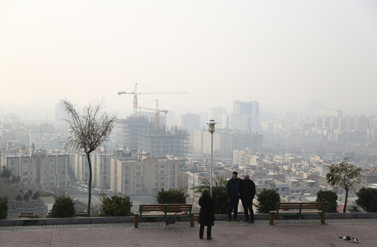 Hava sirkülasyonuna uygun olmayan konumu ve nüfus yoğunluğunun yanı sıra eski model araçlar ile yaygın olarak kullanılan motosikletlerin çıkardığı egzoz gazları, Tahran'da hava kirliliğini artıran etkenler arasında gösteriliyor.
