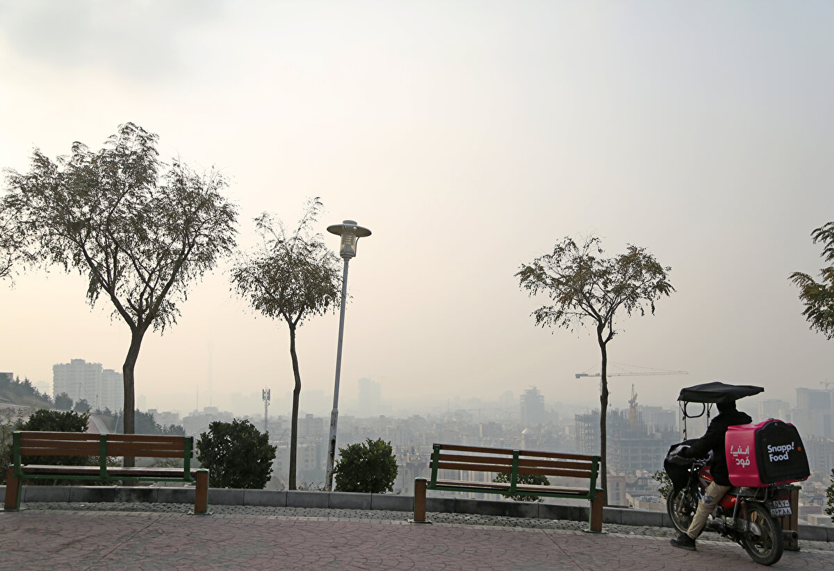Tahran ve Elburz eyaletlerinde okullar geçen hafta hava kirliliğinin yüksek seviyelerde seyretmesi nedeniyle tatil edilmiş, dersler çevrim içi yapılmıştı. Dün yapılan açıklamada okulların salı günü akşamına kadar tatil edildiği duyurulmuştu.