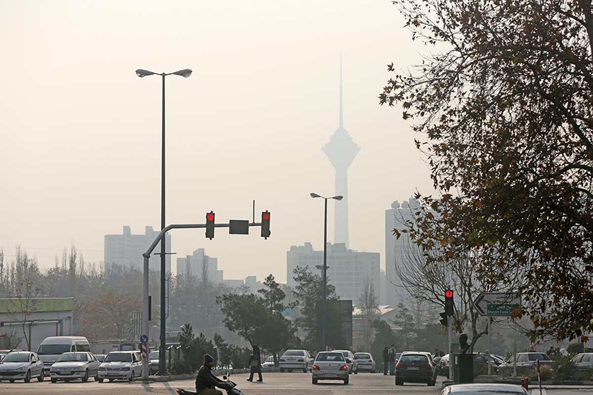 Dünya genelindeki hava kirliliği sıralamasında ilk 3 şehir arasında yer aldığı belirtilen Tahran'da bu nedenle okullar sık sık tatil ediliyor.