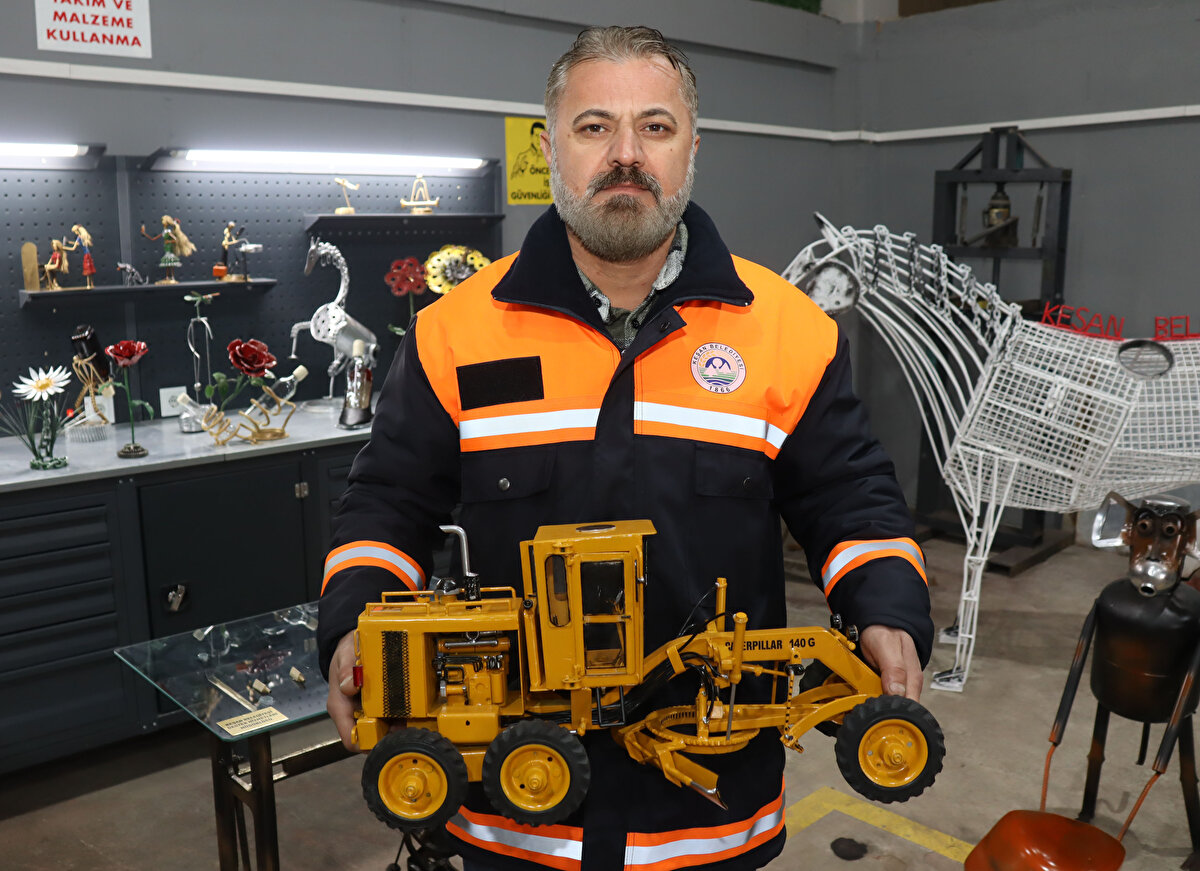 Keşan Geri Dönüşüm Parkı’na da Keşan’ın simgesi olan yel değirmeni, uçak, araba, motosiklet, tank, top, ağaç figürleri yaptık. Orada da 60’a yakın figür yer alıyor" diye konuştu.<br>