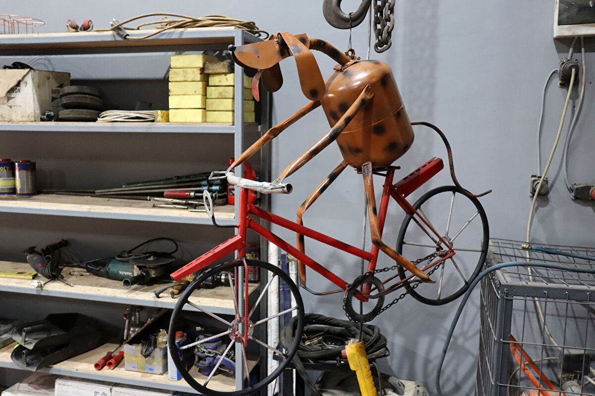 Özdemir, çalışmalarına her geçen gün yenisini eklerken, tasarımlarının gerçeklerinin birebir minyatürü olması için gayret gösteriyor. Özdemir’in yaptığı minyatür eserler görenlerinde beğenisini alıyor.<br>