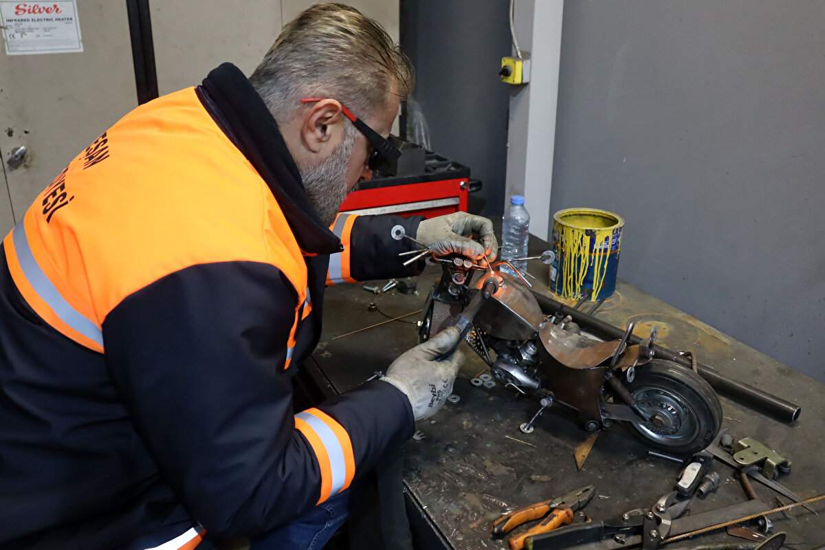 Keşan Belediyesi’ne gelen konuklara Özdemir’in yaptığı minyatür eserler hediye olarak veriliyor. Özdemir’in atık malzemelerle yaptığı tasarımlar ise Yeni Mahalle’de bulunan Geri Dönüşüm Parkı’nda da sergileniyor.<br>