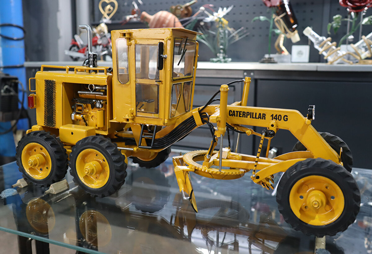 Keşan Belediyesi Destek Hizmetleri Müdürlüğü’nde görevli olan ve araç tamiri yapan Mustafa Özdemir, işinden arda kalan zamanlarda atık malzemeleri işleyerek ve hurda metallere şekil vererek minyatür eserlere dönüştürüyor.<br>