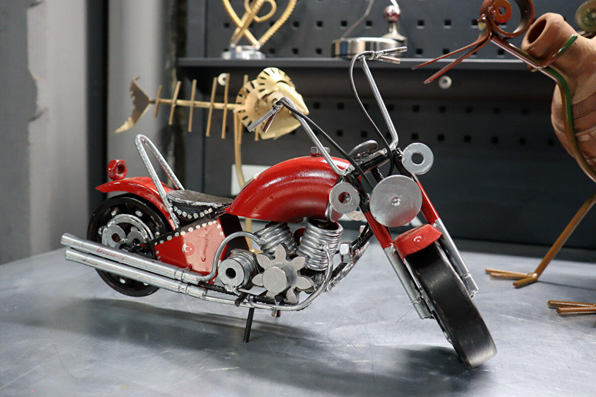 'TÜM MALZEMELERİ KENDİ ATÖLYEMİZDEN TEMİN EDİYORUZ' <br>Malzeme olarak atık zincir, dişli, sac gibi parçalar kullandığını ifade eden Özdemir, "Boya haricinde tüm malzemeleri kendi atölyemizden temin ediyoruz. Daha önce lastik geri dönüşümü üzerine çalışıyordum.