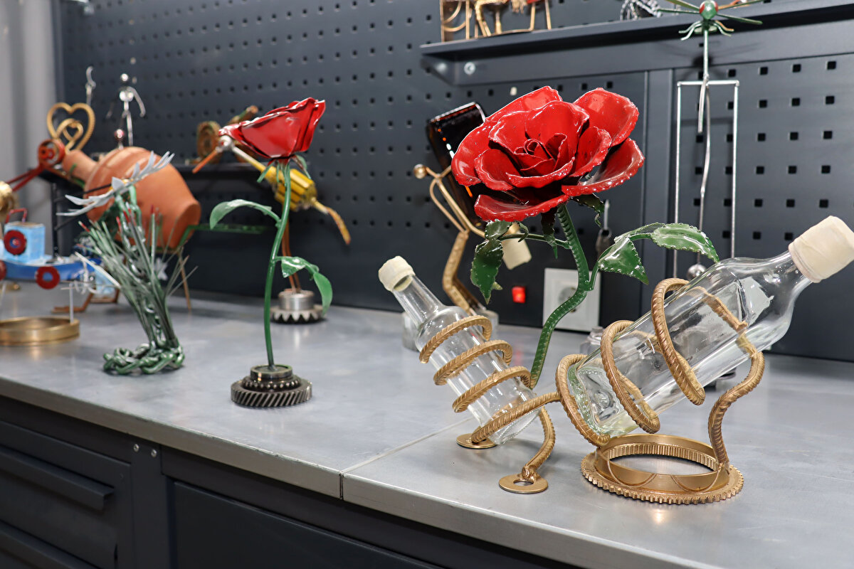 Hurdadan çıkan metal malzemeleri doğaçlama olarak kullanarak objeler yapıyorum. Bu araç oluyor, iş makinesi oluyor, gül oluyor, çiçek oluyor, hayvan figürleri oluyor. Bu şekilde doğaçlama olarak ne çıkarsa onu yapıyorum" dedi.<br>