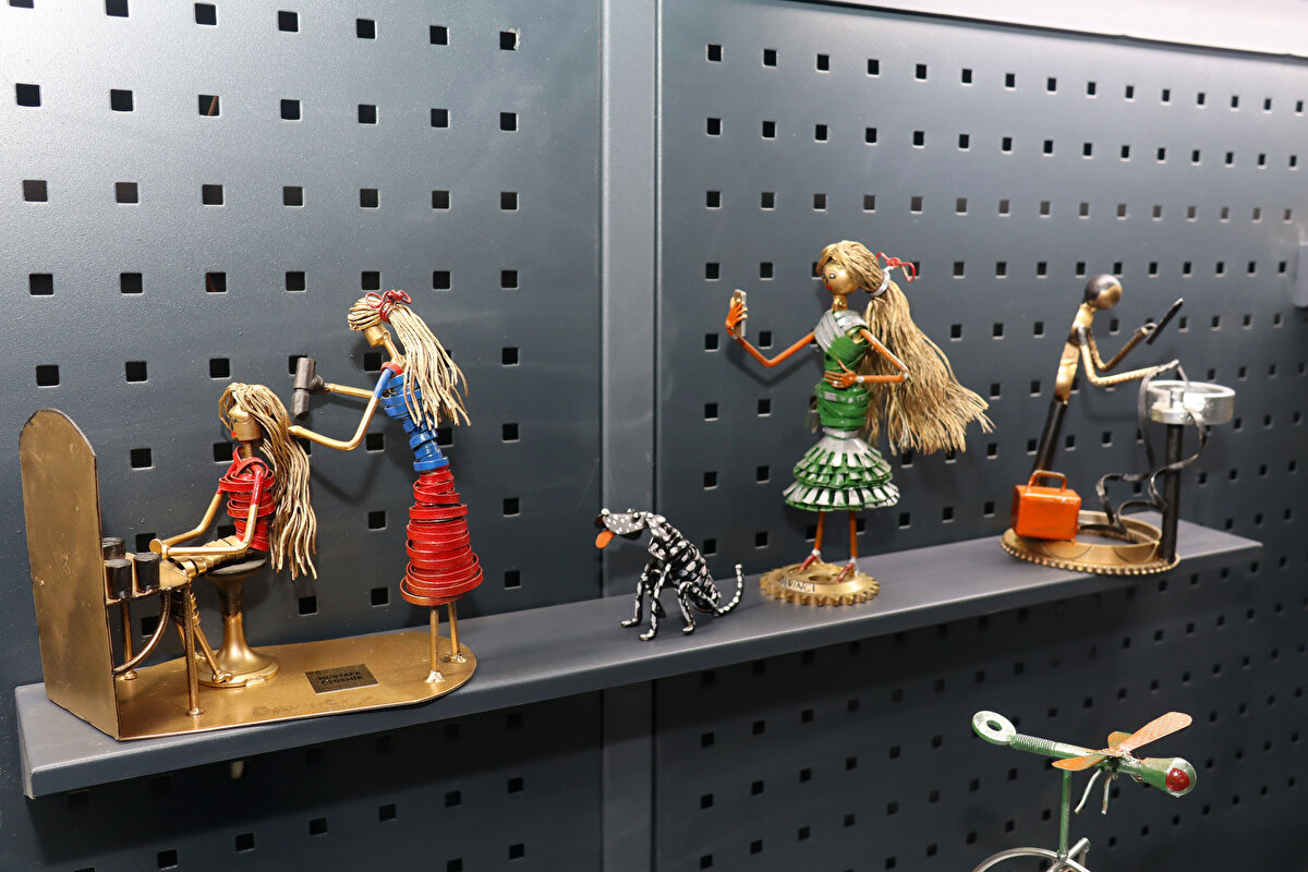 'YAKLAŞIK 30 SENEDİR YAPIYORUM' <br>Mustafa Özdemir, atık malzemeler kullanarak çocukluktan bu yana minyatür eserler yaptığını belirterek, "Çocukluktan başladı bu heves. Yaklaşık 30 senedir yapıyorum. Çocuklukta kendi oyuncaklarımızı yapmakla başladık.