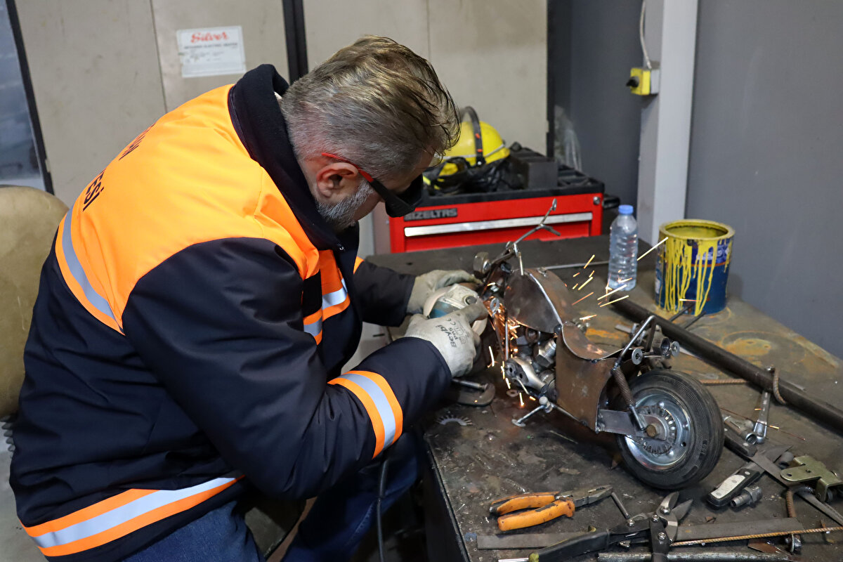Daha sonra elimizdeki atık metallerin bolluğu beni oldukça cezbetti. Metal üzerine gördüğümüz, hoşumuza giden objelerden yapıyoruz. Görenler ilk başta bizim yaptığımıza inanmıyorlar ama yapım aşamalarını gördükten sonra baya olumlu tepkiler alıyoruz.<br>