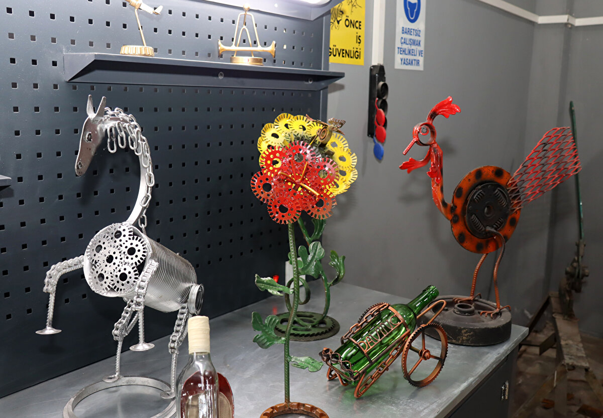 Bu merak gitgide artarak devam etti. İlk önce ahşaptan yapıyordum. Dayanıklılığı az olduğu için metal malzemeler kullanmaya başladım. Bu şekilde de devam ettirdim.<br>