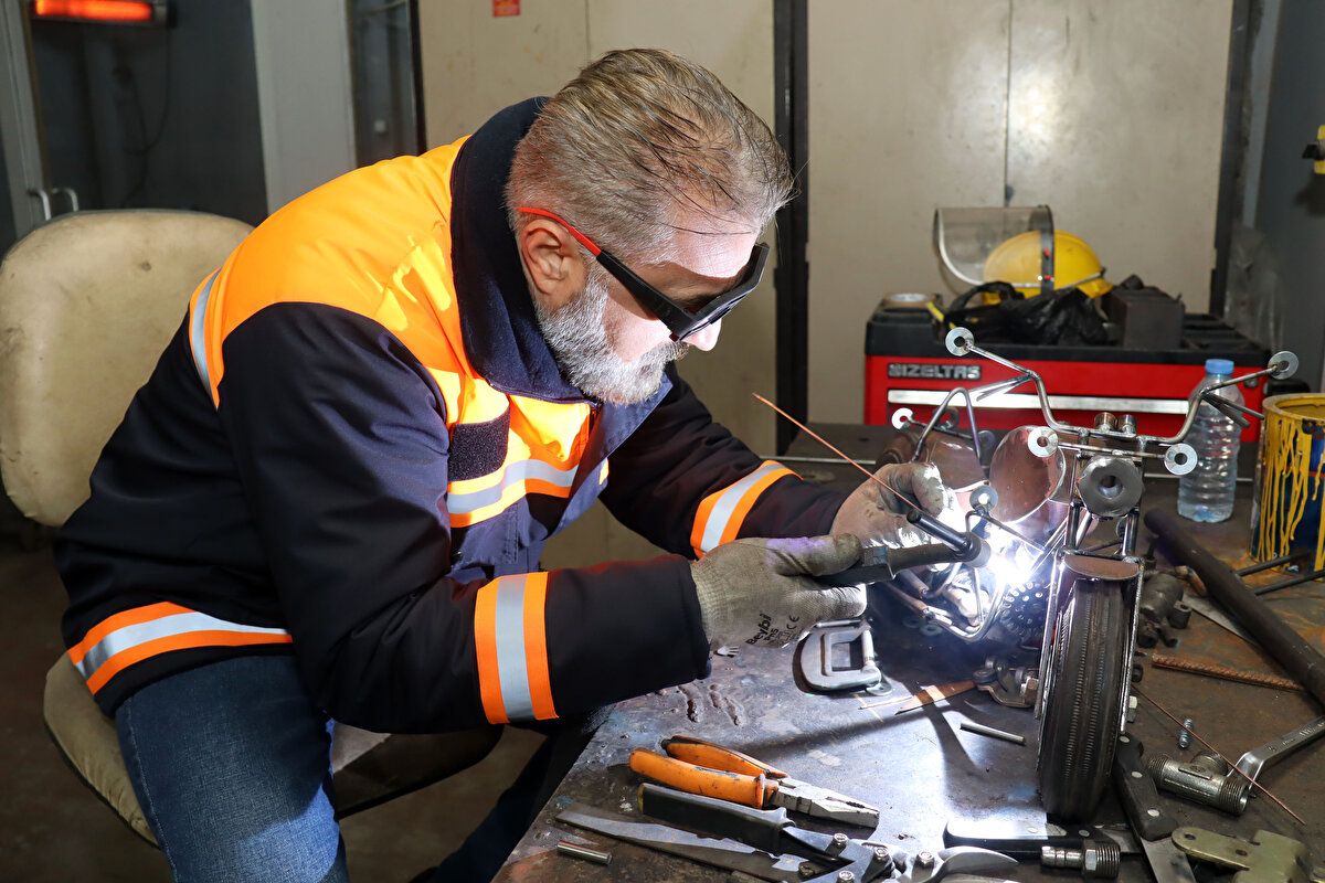 Asıl amacının çocukları bu sanat dalında heveslendirmek olduğunu dile getiren Özdemir, "Kendi oyuncaklarını yapmaları ve nasıl yapacaklarını görmeleri açısından ben bu figürlerin yapım aşamalarını paylaşıyorum.<br>