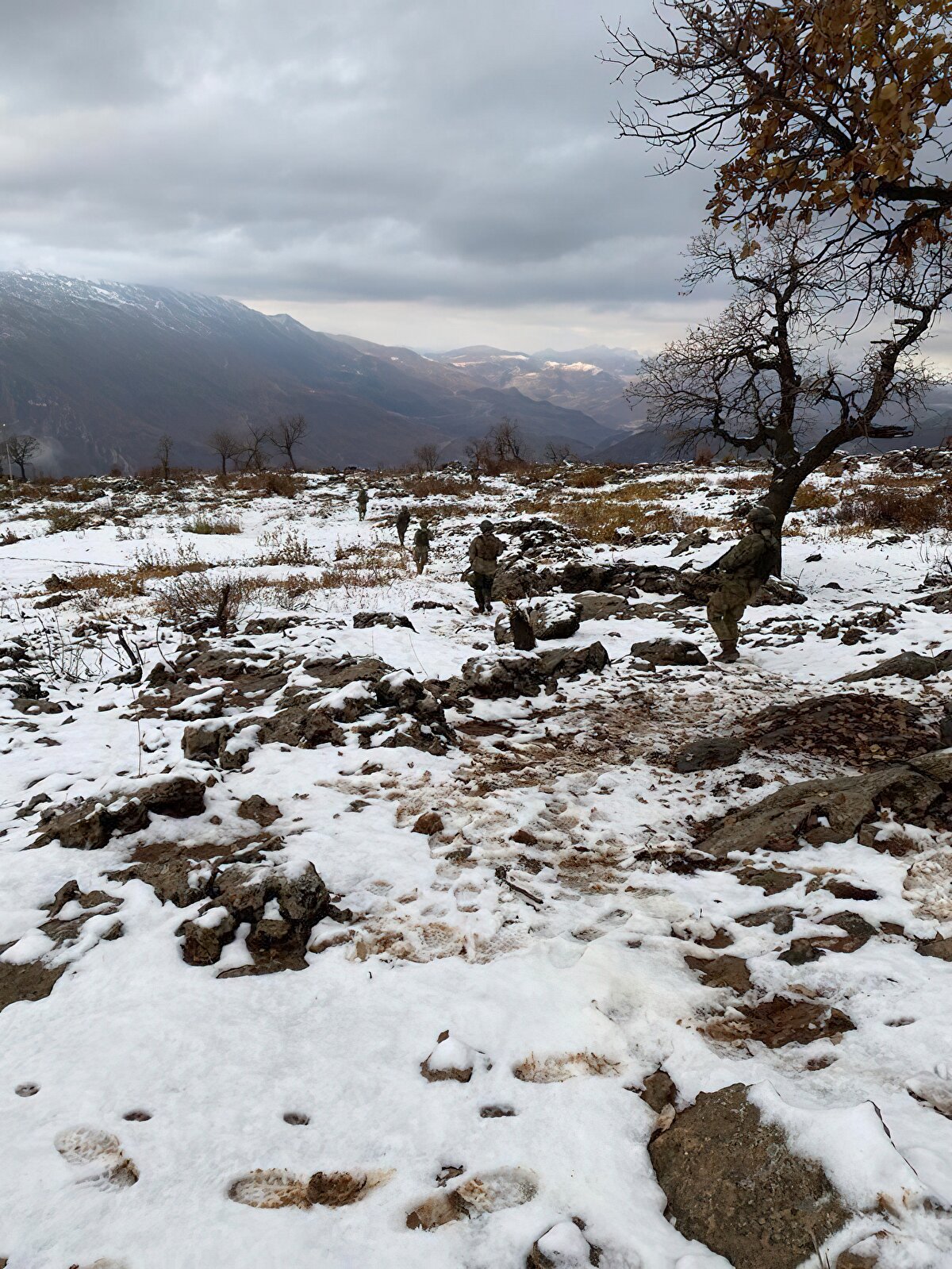 Irak'ın kuzeyindeki Misalok Üs Bölgesi'nde ise kar kalınlığı 1 metreye yaklaştı. Üs bölgelerinin yarısından fazlasında sıcaklık değerleri sıfırın altına inerken en soğuk gece, eksi 25 ile İkiyaka Dağları'ndaki Binbir Kapı Üs Bölgesi'nde yaşandı.