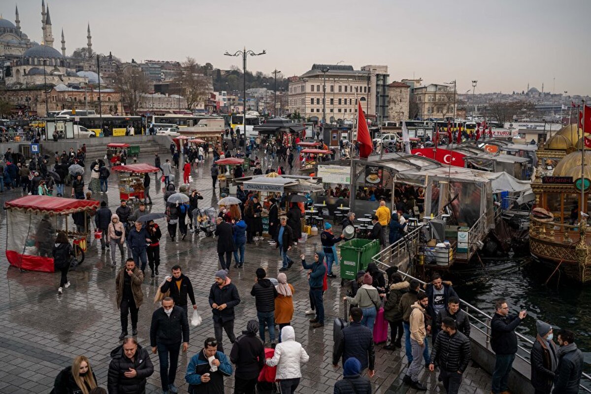 NÜFUSUN 1,7 MİLYONU YABANCI<br>Türkiye’de ikamet eden yabancı nüfus 2021 yılında 1 milyon 792 bin 36 kişi olurken, bu nüfusun yüzde 49,7’sini erkekler, yüzde 50,3’ünü ise kadınlar oluşturdu.<br><br>Türkiye’de ikamet eden yabancı nüfusun vatandaşlık ülkelerine göre dağılımı incelendiğinde, yüzde 18 ile Irak vatandaşlarının ilk sırada yer aldığı görüldü.<br><br>Irak vatandaşlarını sırasıyla yüzde 10,2 ile Afganistan, yüzde 7,2 ile İran ve yüzde 6,9 ile Türkmenistan vatandaşları takip etti.<br><br>