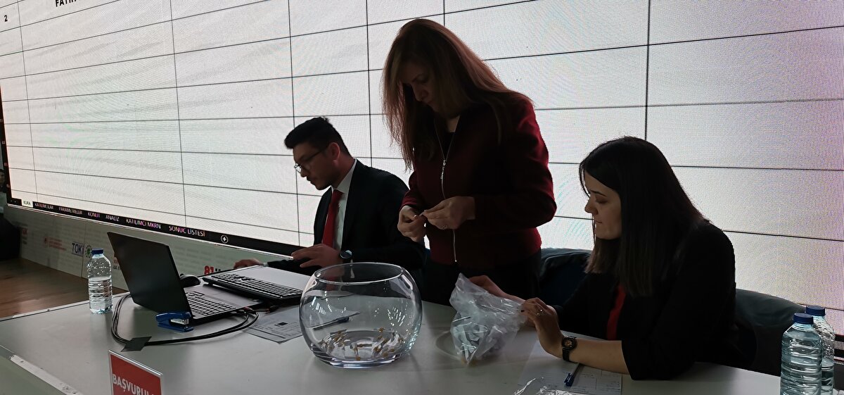 Bu arada 20 Aralık 2022 tarihi itibariyle Yozgat ve Rize’den başlayacak 5’nci etap kura çekilişi 13 Ocak 2023’e kadar devam edecek.<br><br>12 ilde gerçekleştirilecek 44 bin 303 konutun hak sahibi için illere göre dağılım ve kura tarihleri ise şu şekilde açıklandı:<br><br>20-21 Aralık 2022: Yozgat 1882 konut<br>20 Aralık 2022: Rize 1100 konut<br>21 Aralık 2022: Artvin 500 konut<br>22 Aralık 2022: Kırıkkale 919 konut<br>23 Aralık 2022: Kırşehir 1139 konut<br>23-24 Aralık 2022: Trabzon 2 bin 550 konut<br>24-25 Aralık 2022: Nevşehir 1731 konut<br>2-12 Ocak 2023: Ankara 18 bin 450 konut<br>2-5 Ocak 2023: Hatay 5 bin 25 konut<br>6 Ocak 2023: Osmaniye 1550 konut<br>7-8 Ocak 2023: Kahramanmaraş: 3 bin 101 konut<br>10-13 Ocak 2023: Adana 6 bin 356 konut