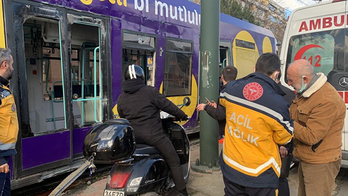 Kabataş'ta raydan çıkan tramvay elektrik direğine çarpması sonucu 4 kişi yaralandı. 