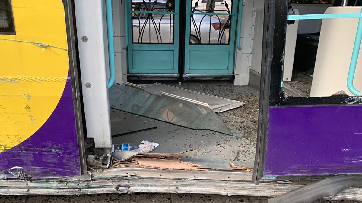 Olay yerine sağlık ve itfaiye ekipleri sevk edilirken kaza nedeniyle  tramvay seferlerinde aksama yaşanıyor. <br><br>