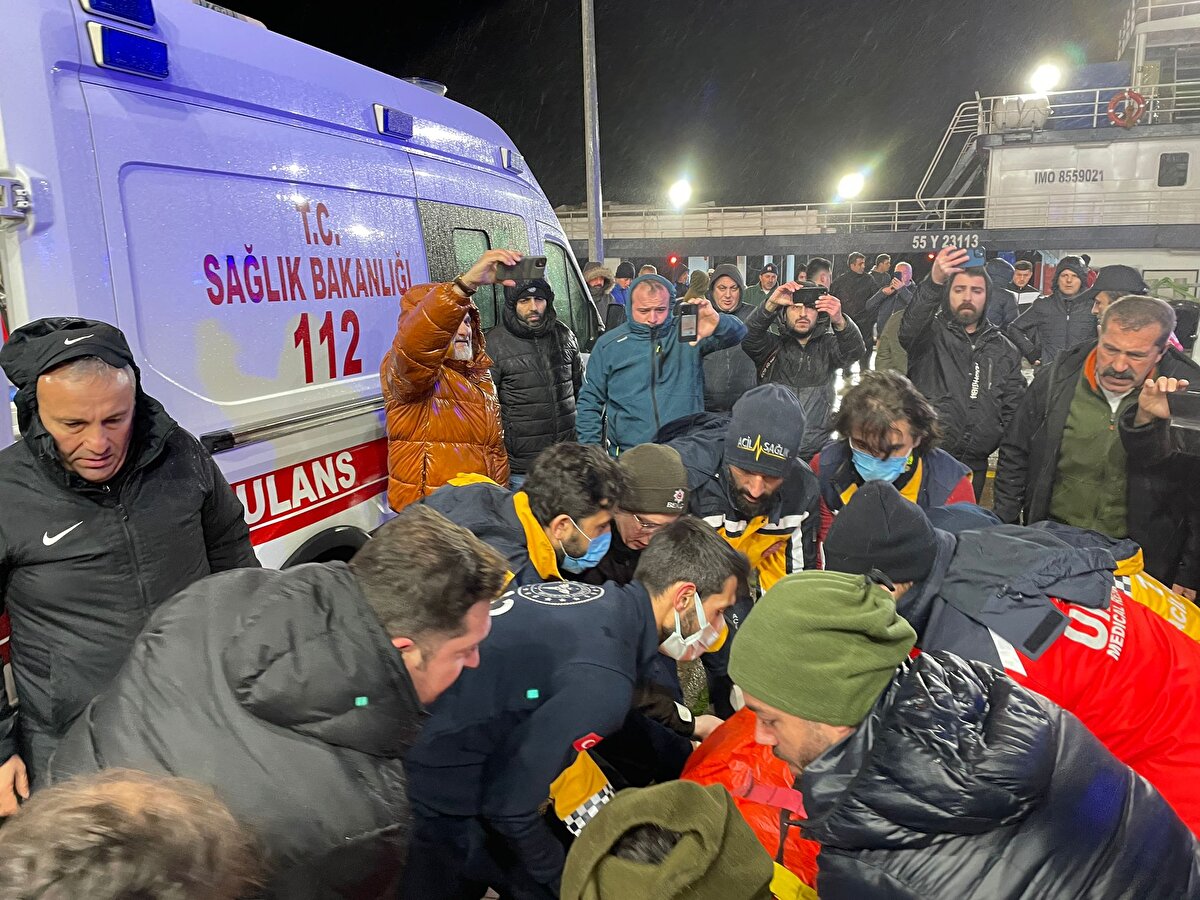 İhbarın ardından arama kurtarma ekiplerinin bölgeye sevk edildiği aktarılan açıklamada, şu ifadelere yer verildi:<br><br>"Samsun Sahil Güvenlik Karadeniz Bölge Komutanlığına bağlı helikopter, Sinop 72. Sahil Güvenlik Bot Komutanlığı ve Sinop Liman Başkanlığı koordinesinde balıkçı gemileri ile yangına anında müdahale edilmiştir. Yapılan müdahale sonucunda 16 gemi mürettebatı kurtarılarak ambulanslarla hastaneye sevkleri sağlanmıştır. Hastaneye sevk edilen 16 yaralıdan 4'ü yoğun bakım ünitesinde, 6'sı serviste tedavi edilmekte olup, 3 yaralı Samsun, 3 yaralı ise Ankara'ya sevk edilmiştir."<br><br>Açıklamada, kayıp olduğu değerlendirilen Mısır uyruklu bir mürettebatı arama kurtarma çalışmalarının olumsuz hava şartlarında aralıksız sürdürüldüğü kaydedildi.<br><br>