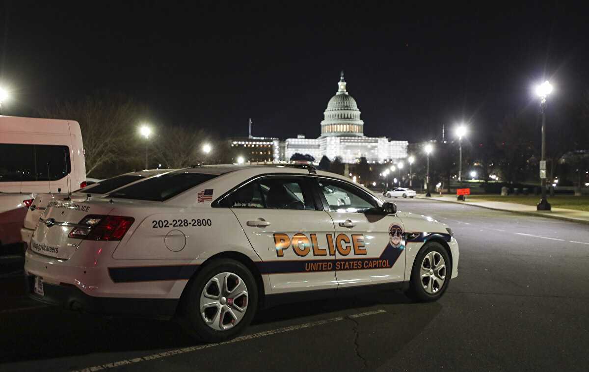 ABD'li üst düzey yetkili, bu bataryaların nasıl kullanılacağına dair Ukraynalı askerleri üçüncü bir ülkede eğiteceklerini ifade ederek aynı zamanda İHA'lar ve çeşitli askeri ekipmanlarla da bu ülkeye yardımlarının devam edeceğini anlattı.<br><br>