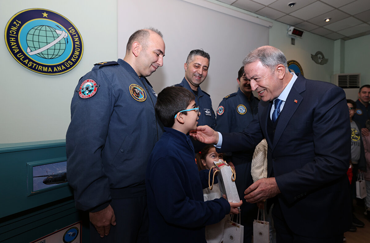 Konuya ilişkin Cumhurbaşkanlığı Sözcüsü İbrahim Kalın'dan da bir açıklama gelmişti. Kalın, sosyal medya hesabından yaptığı paylaşımda, "Savaştan dolayı Ukrayna’da mahsur kalan iki kargo uçağımız nihayet dönüş yolunda. Hamdolsun. Sağ salim, selametle gelsinler." ifadelerini kullanmıştı.<br><br>